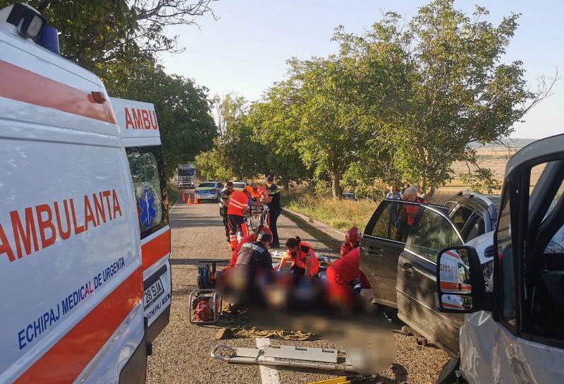 Accident grav cu 15 victime în județ. Patru persoane încarcerate în urma impactului dintre un autocar și un autoturism