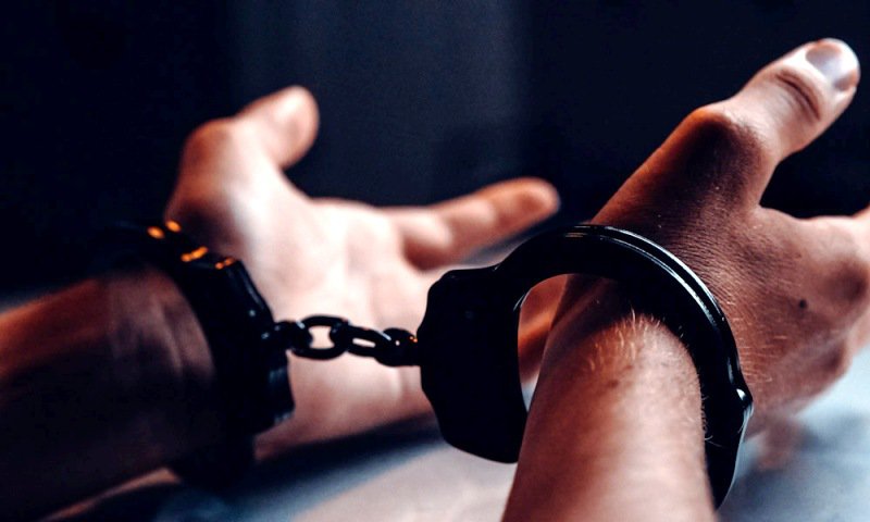 Doi tineri din Prăjeni reținuți după ce au agresat un consătean