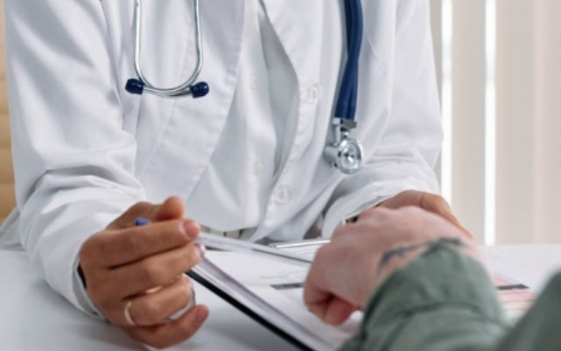Pacienţii pot raporta dacă un medic de la stat i-a trimis la privat. Cum se fac sesizările și ce date trebuie completate