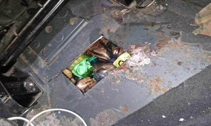 Bunuri de contrabandă ascunse în podeaua unui autoturism