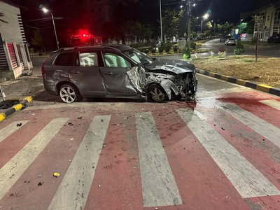 Mașină distrusă în urma unui …
