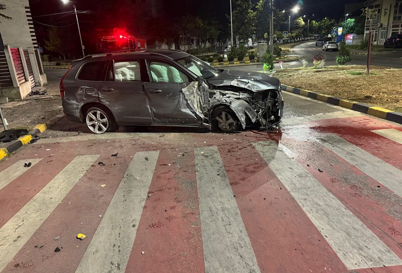 Mașină distrusă în urma unui accident pe o stradă din Botoșani