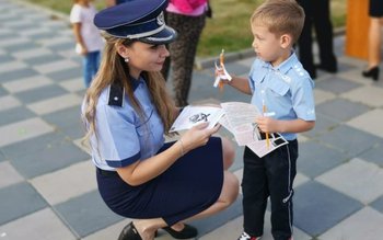 Polițiștii botoșăneni, alături de elevi …