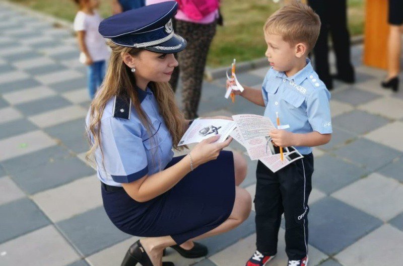 Polițiștii botoșăneni, alături de elevi la începerea anului școlar