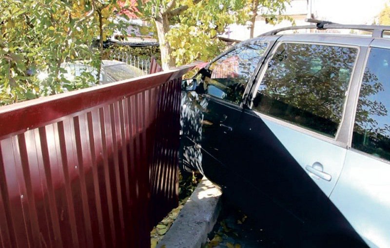 Incident în trafic: Bărbat fără permis a intrat cu mașina într-un gard
