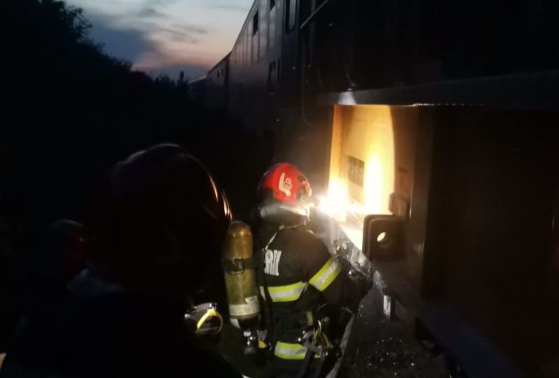 Incendiu la Leorda: Locomotiva unui tren de călători Suceava – Botoșani a luat foc