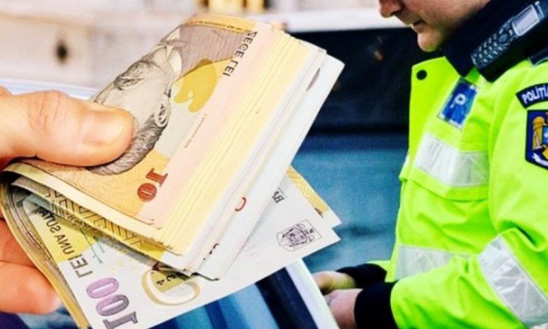 Mită de 200 de lei pentru doi agenți de poliție din Botoșani. Șoferul care a încercat să dea banii a fost plasat sub control judiciar