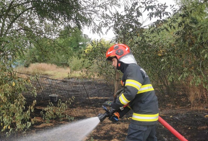 Patru case din Săveni și Santa Mare au fost cuprinse de incendii. Pompierii au intervenit