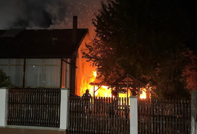 Foișor a fost cuprins de flăcări. Incendiul s-a extins și la acoperișul casei