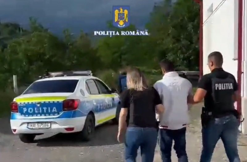 O femeie și un bărbat reținuți după ce au tâlhărit un bătrân de 80 de ani