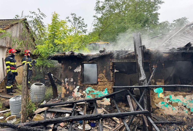 O bătrână a ajuns la spital cu arsuri după ce anexa în care locuia a fost cuprinsă de un incendiu