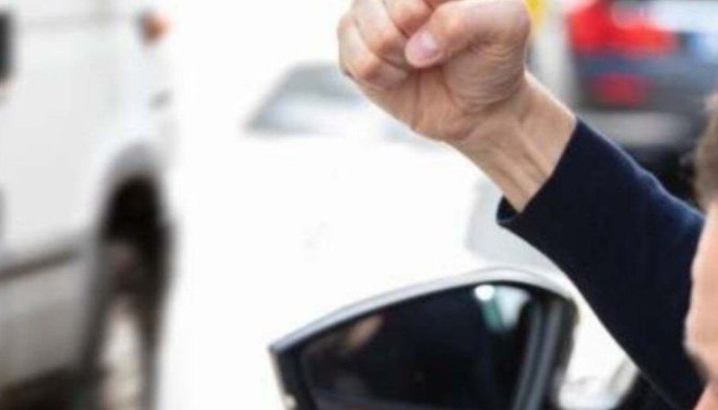 Patru persoane au fost reținute pentru că s-au agresat reciproc în urma unei șicanări în trafic