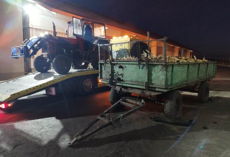 Polițiștii din Vlăsinești au identificat un tractor încărcat cu porumb furat