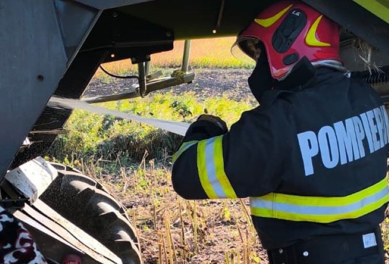 O combină a luat foc în timp ce treiera floarea soarelui