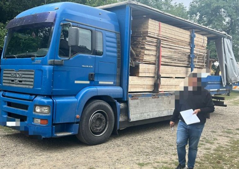 16 metri cubi de material lemnos confiscat de polițiști, autoutilitară indisponibilizată
