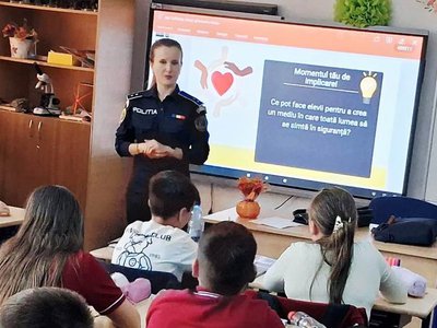 Polițiștii de siguranță școlară - …