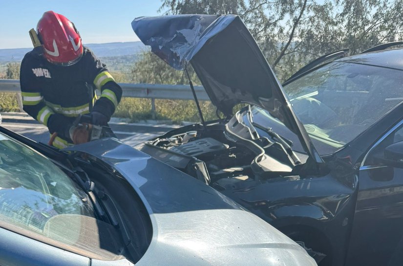 Două persoane rănite în urma unui accident rutier cu trei mașini la Bălușeni