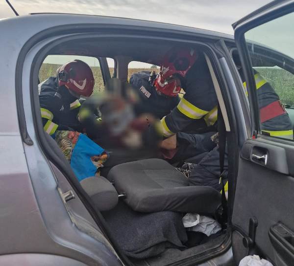 Accident între Dorohoi și George Enescu. Doi soți au ajuns la spital