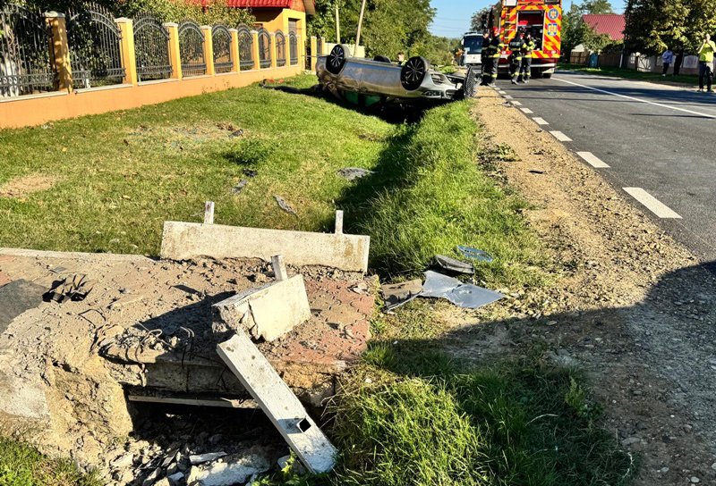 Doi copii și tatăl lor au ajuns la spital după ce mașina în care erau s-a lovit de un cap de pod și s-a răsturnat