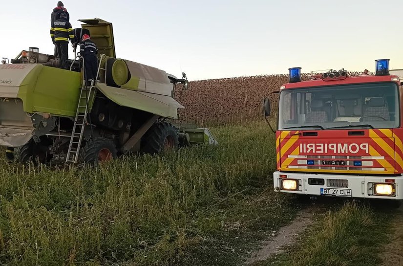 Combină agricolă salvată după ce a luat foc în timp ce treiera