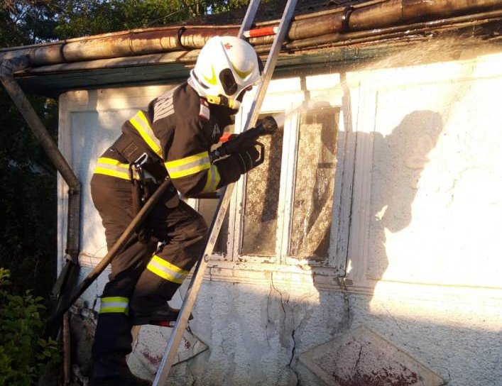 Casa unui botoșănean în pericol după ce a izbucnit un incendiu la acoperiș