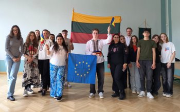 Zeci de profesori și elevi …