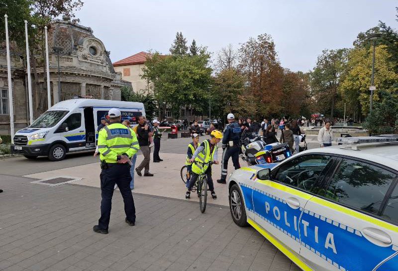Acțiune a polițiștilor rutieri pentru depistarea pietonilor, bicicliștilor și a celor care se deplasează cu trotinete și nu respectă regulile de circulație