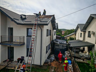 Două case salvate de la …