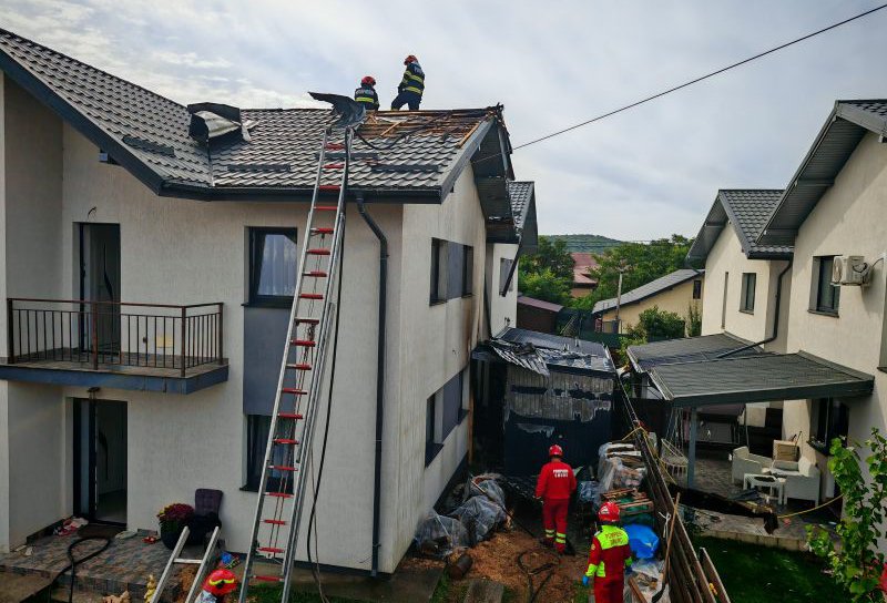 Două case salvate de la incendiu datorită intervenției prompte a pompierilor