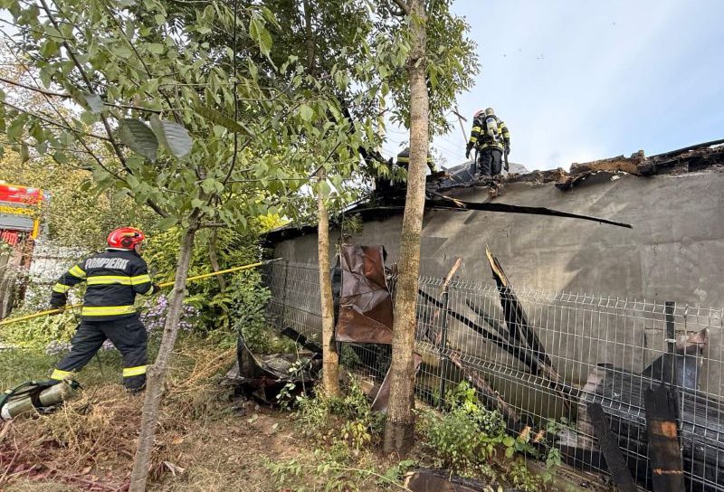 Bunurile dintr-o anexă și acoperișul casei cuprinse de flăcări la Santa Mare