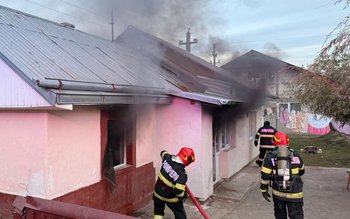 Două aspiratoare depozitate lângă o …