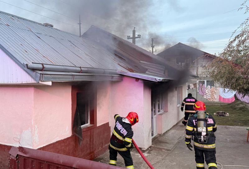 Două aspiratoare depozitate lângă o sobă încinsă s-au aprins și au produs panică la Ștefănești