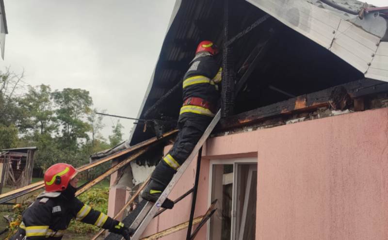 Descoperire macabră după stingerea unui incendiu produs în podul unei anexe