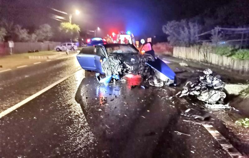 Tânăr ajuns la spital după ce mașina pe care o conducea a lovit un cap de pod