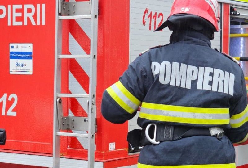 Incendiu izbucnit în balconul unui apartament din Botoșani din cauza unei lumânări lăsată nesupravegheată