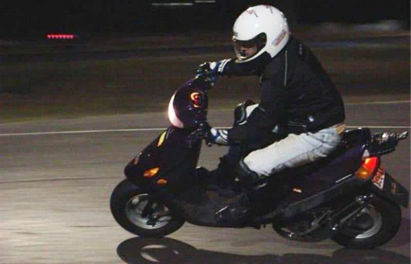 Depistat la volanul unui moped, deși nu poseda permis de conducere