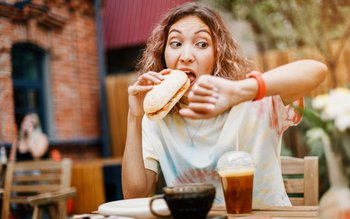 Cum te poate îmbolnăvi mâncatul …