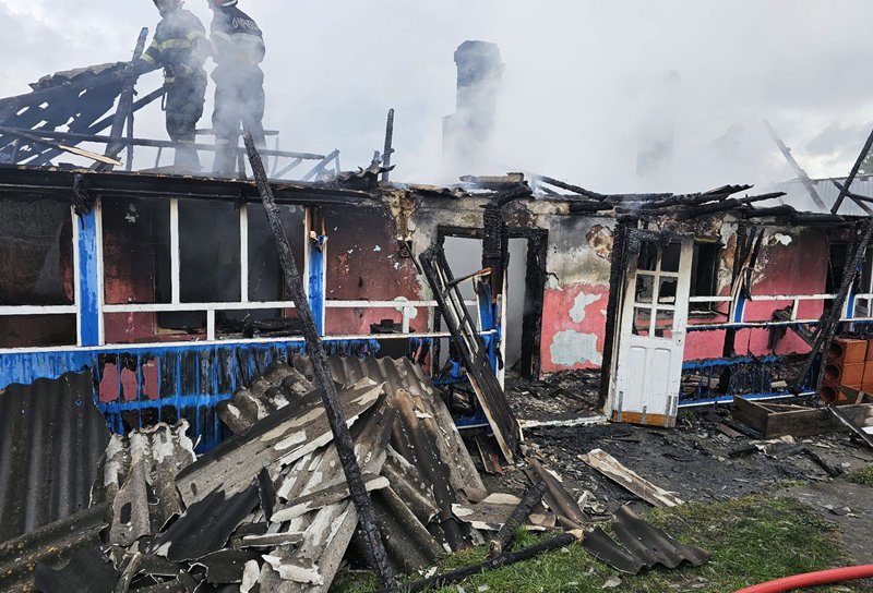 Bătrână găsită carbonizată după ce casa i-a fost cuprinsă de flăcări. Soțul a fost transportat la spital