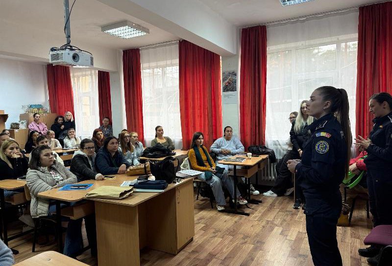 Intâlnire informativ preventivă între poliţiştii botoşăneni şi viitorii asistenţi medicali pe tema prevenirii violenţei în familie
