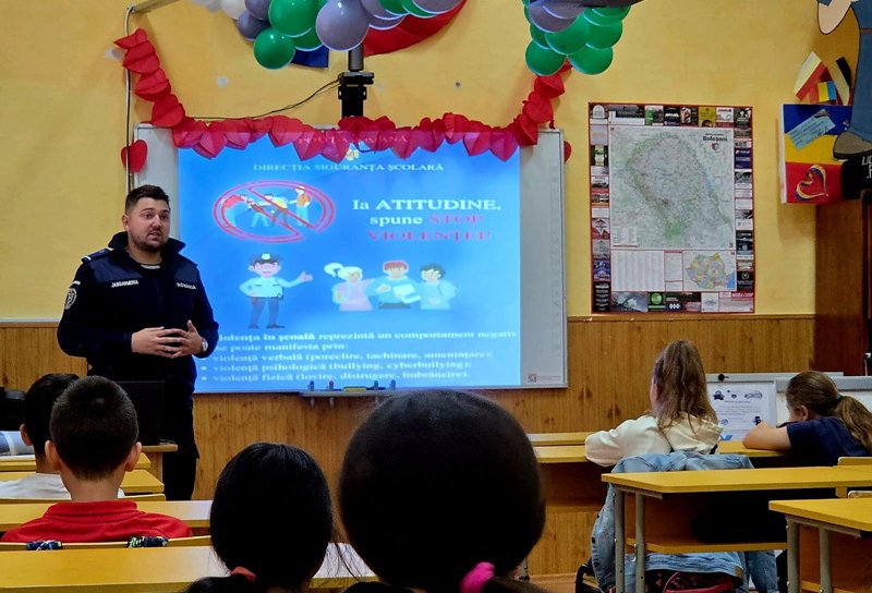 20 de activități de prevenire a faptelor antisociale în mediul școlar realizate de jandarmii botoșăneni