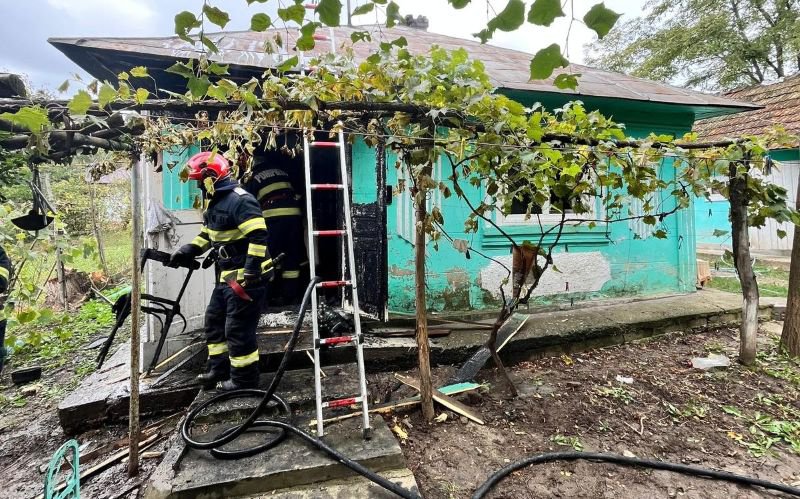 Incendiu la Șendriceni. Bunurile dintr-o locuință au fost cuprinse de flăcări