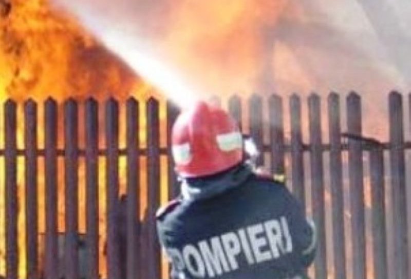 Casă în pericol din cauza unui incendiu izbucnit în interiorul unei anexe