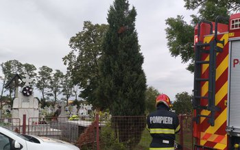 Bărbat salvat de pompieri după …