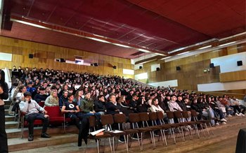 Peste 300 de elevi au …