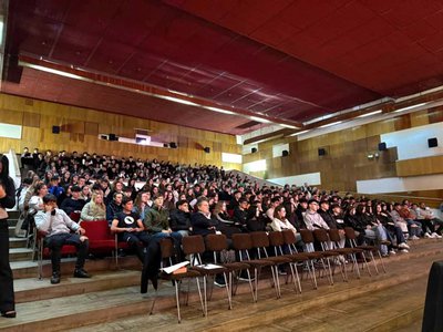 Peste 300 de elevi au …