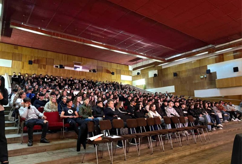 Peste 300 de elevi au participat la un eveniment organizat de către polițiștii de siguranță școlară de Ziua Internațională a Non Violenței