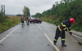 Accident! Două mașini s-au izbit …