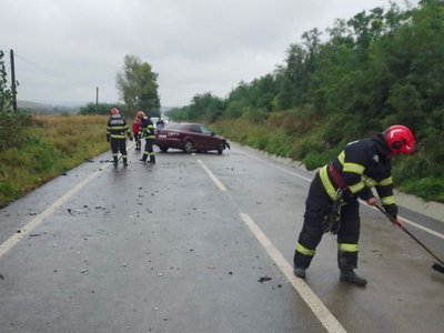 Accident! Două mașini s-au izbit …