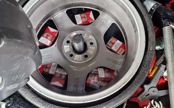 Contrabandiști ingenioși: Țigări ascunse sub …