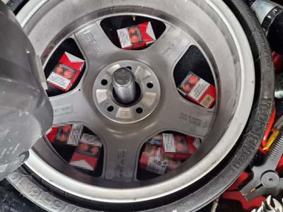 Contrabandiști ingenioși: Țigări ascunse sub …